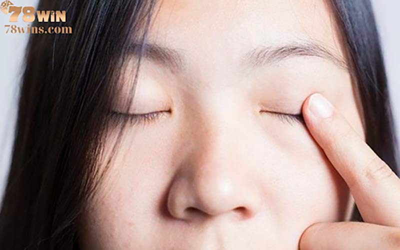 Nữ giật mắt trái là tốt hay xấu?